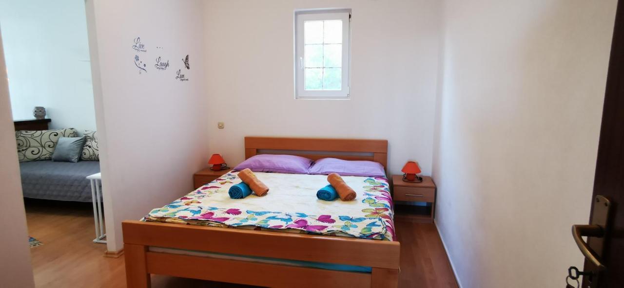 Apartmani Marija Kolan Exteriör bild
